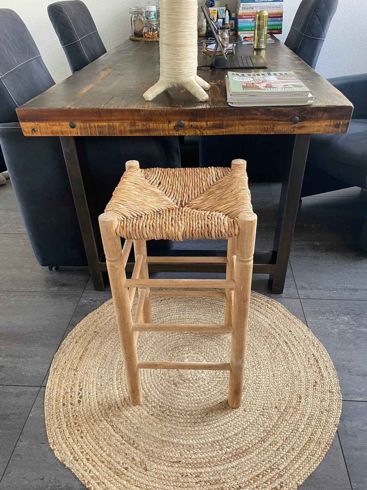 Houten vintage barkruk met rieten zitting, Huis en Inrichting, Ophalen, 60 tot 90 cm, Zo goed als nieuw, 1 kruk