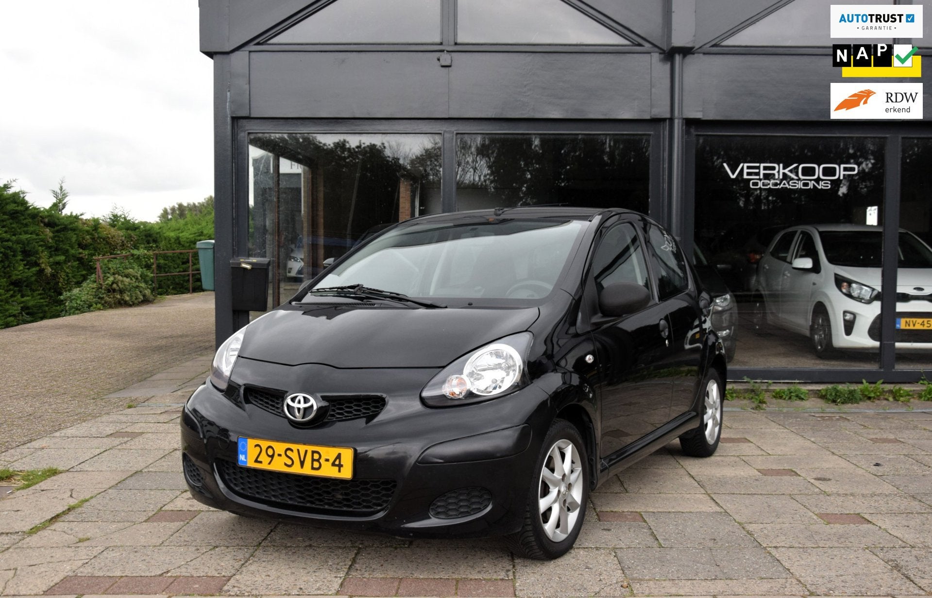 Toyota Aygo 1.0-12V Now Carplay Airco Achterruitcamera, Auto's, Voorwielaandrijving, Euro 5, Gebruikt, 4 stoelen