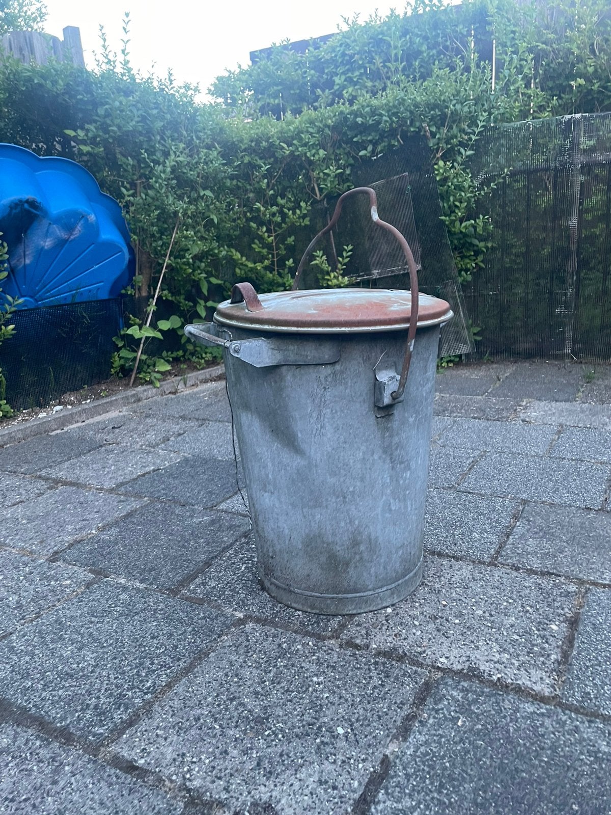 Antieke Vuilnisbak van Zink, Tuin en Terras, Bloembakken en Plantenbakken, Minder dan 30 cm, Rond, Ophalen of Verzenden, Zo goed als nieuw