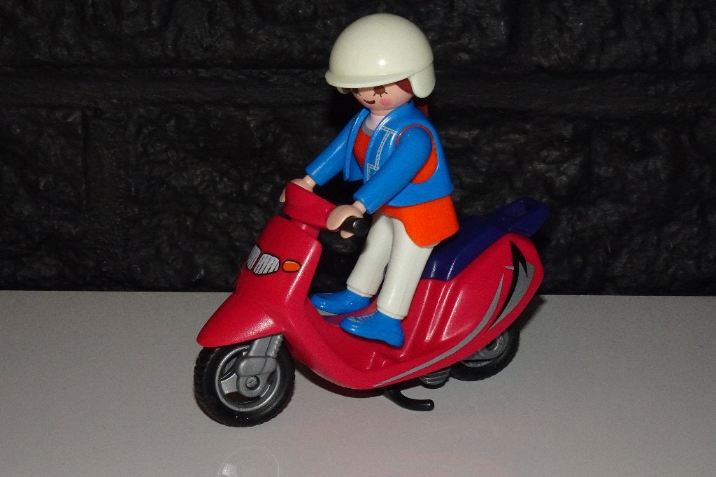 13 - Vrouw met scooter 5127, Ophalen of Verzenden