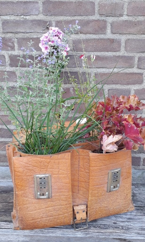 Oude, vintage leren boekentas als bloempot, Tuin en Terras, Ophalen, Overige materialen, Gebruikt, Minder dan 30 cm