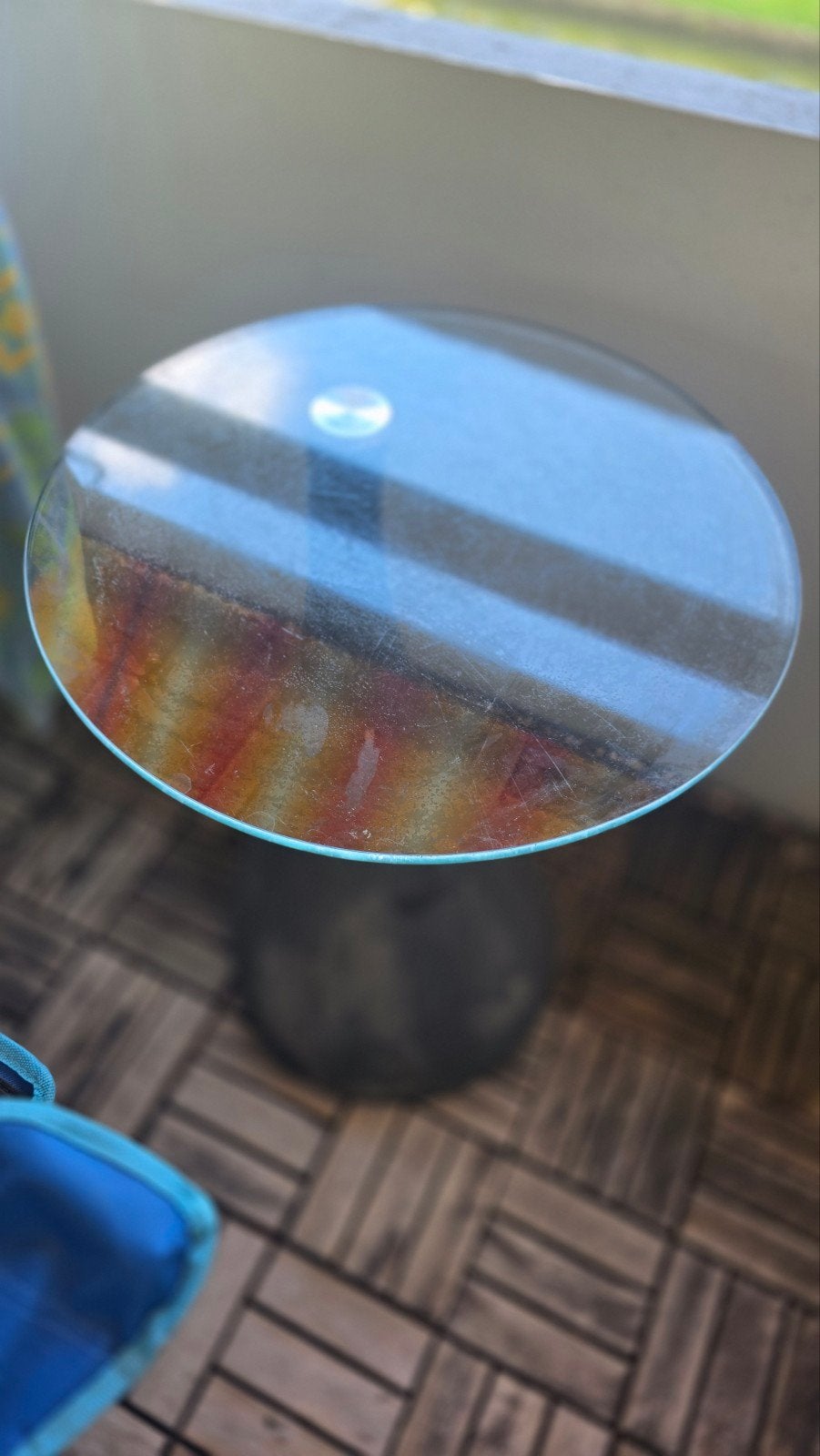 Glazen bijzettafel met metalen onderstel, 45 tot 60 cm, Minder dan 55 cm, Gebruikt, Rond