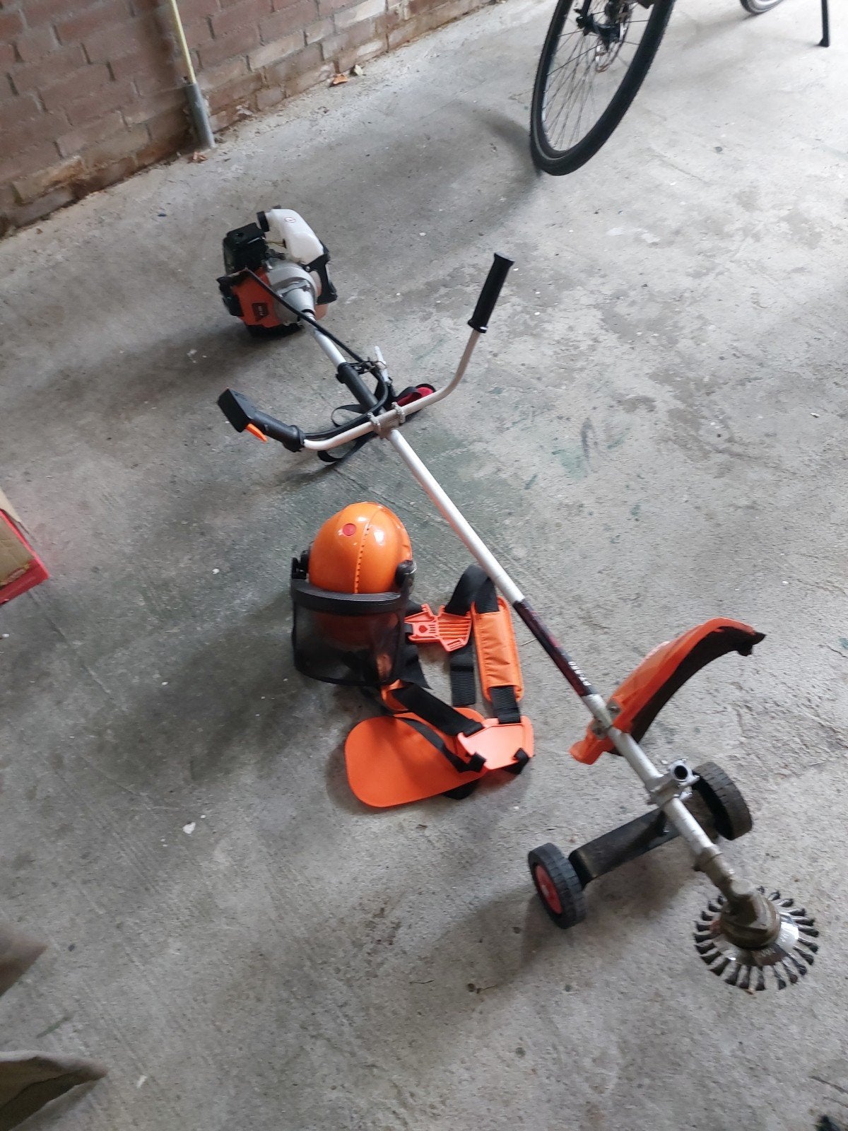 Benzine bosmaaier met bescherming en wielhulp, Tuin en Terras, Bosmaaiers, Benzine, Gebruikt, Onbekend, Ophalen of Verzenden