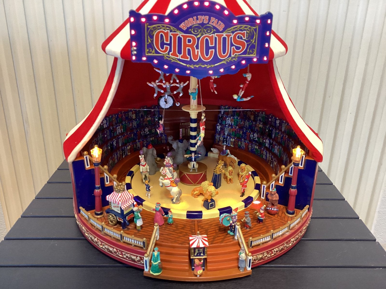 World’s Fair Big Top Circus, Diversen, Ophalen