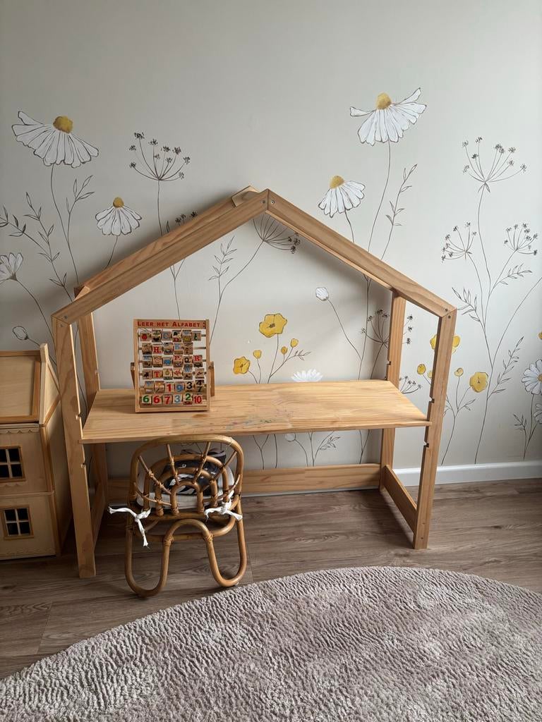 Houten kinderbureau in huisvorm, Ophalen of Verzenden, Gebruikt, Tafel(s)