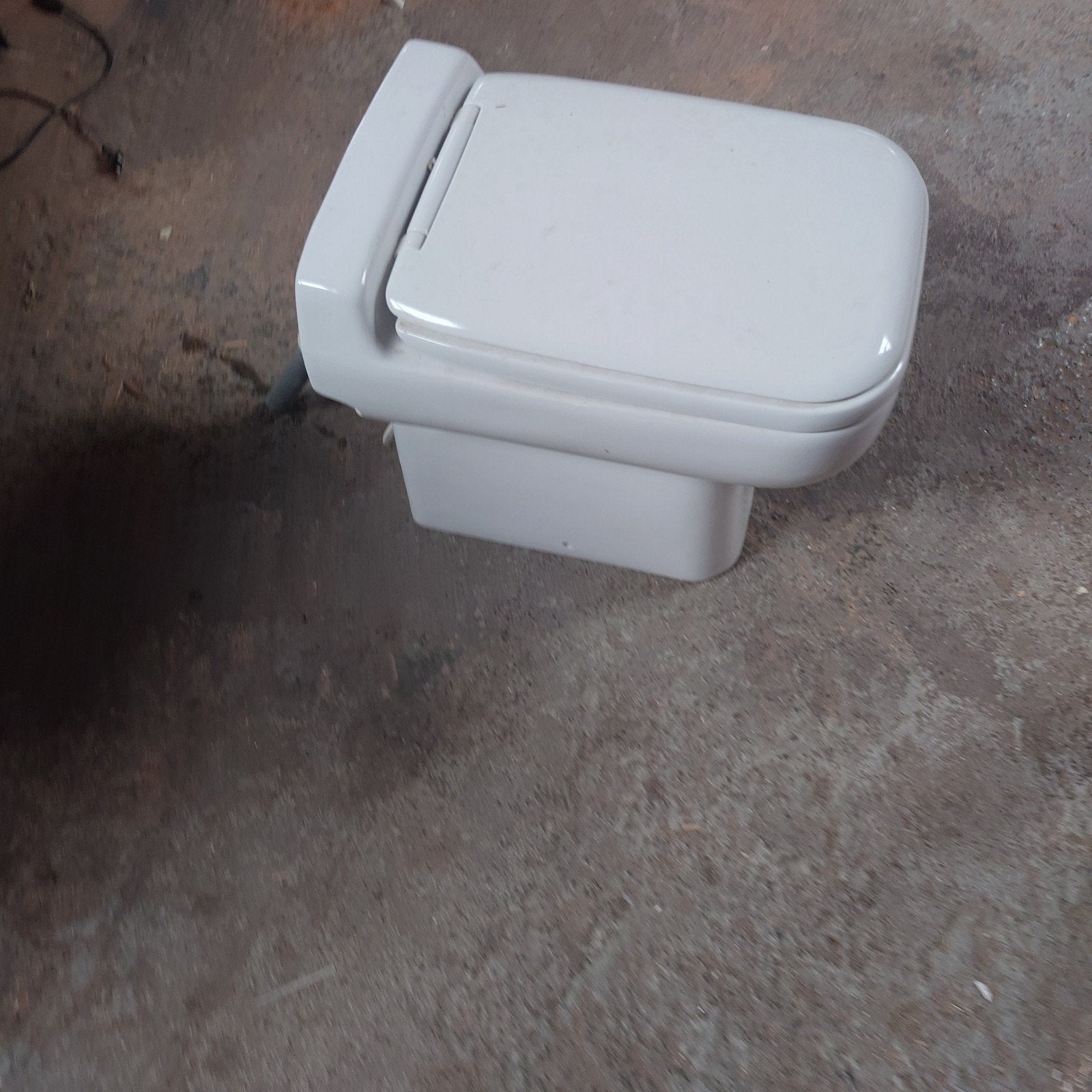 Sanibroyeur toilet met ingebouwde pomp/vermaler, Doe-het-zelf en Verbouw, Ophalen, Gebruikt, Toilet