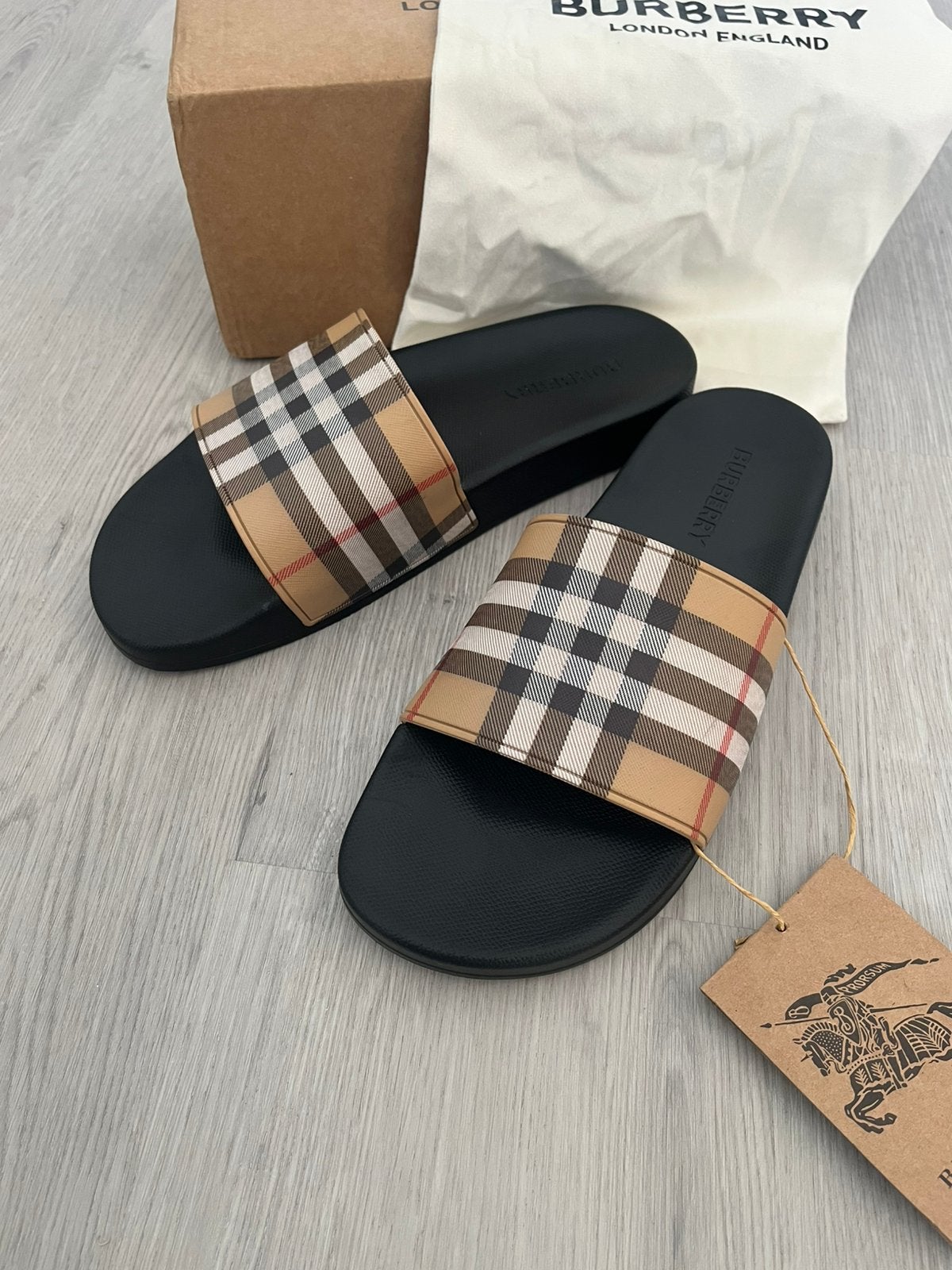 Burberry slippers maat 43, Kleding | Dames, Sokken en Kousen, Ophalen, Overige typen, Beige, Nieuw