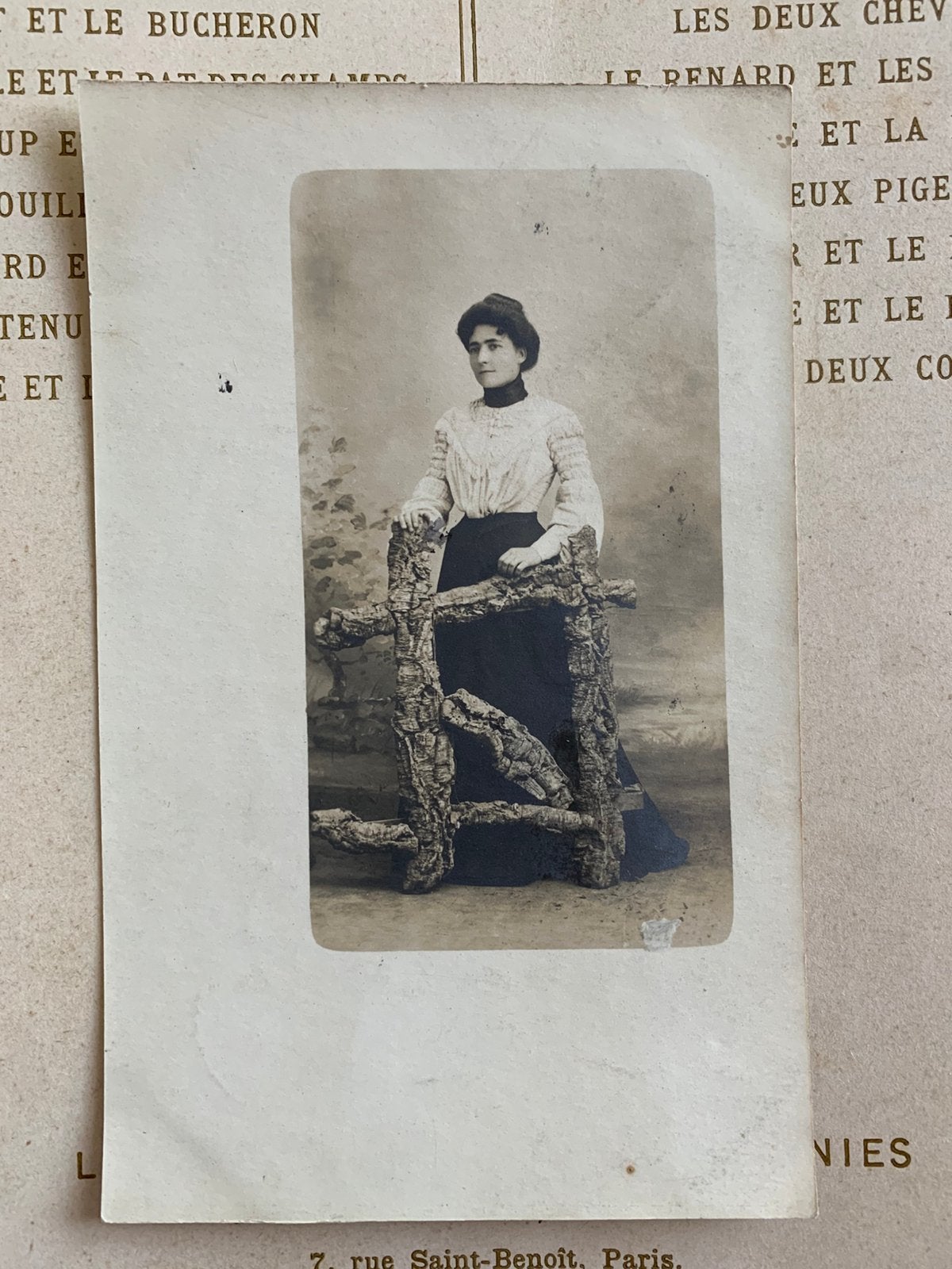 Foto - dame bij hekje (GO), Gebruikt, Foto, Ophalen of Verzenden, Voor 1940