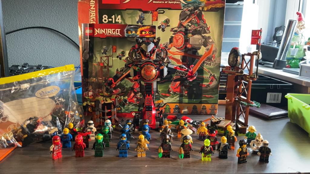 Dawn of iron doom compleet met extra partij minifiguren, Ophalen, Zo goed als nieuw