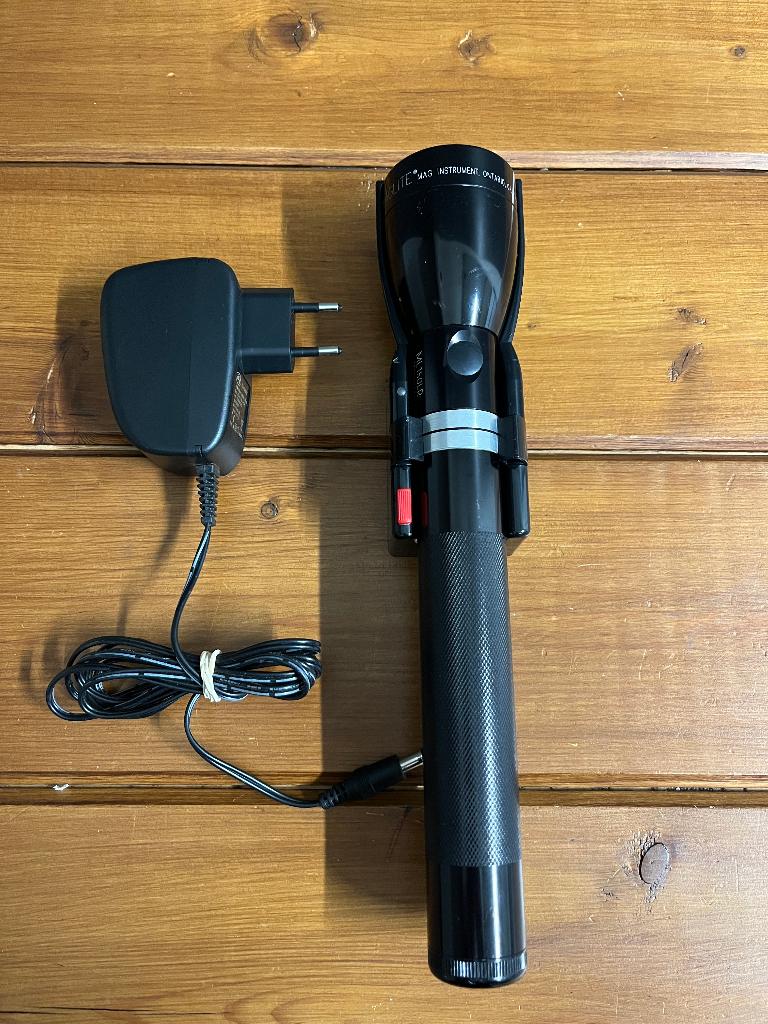 Maglite ML 150LR op accu . Met lader en wandhouder ., Ophalen of Verzenden, Gebruikt, Accu