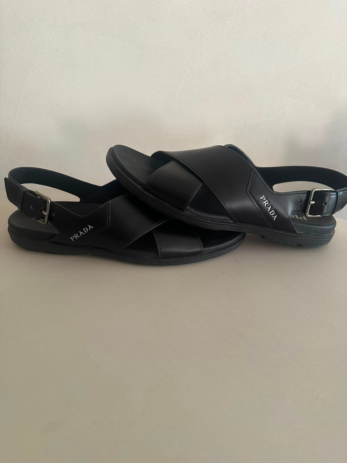 Prada Saffiano sandalen met gekruiste bandjes, Kleding | Heren, Ophalen, Zo goed als nieuw, Zwart, Sandalen
