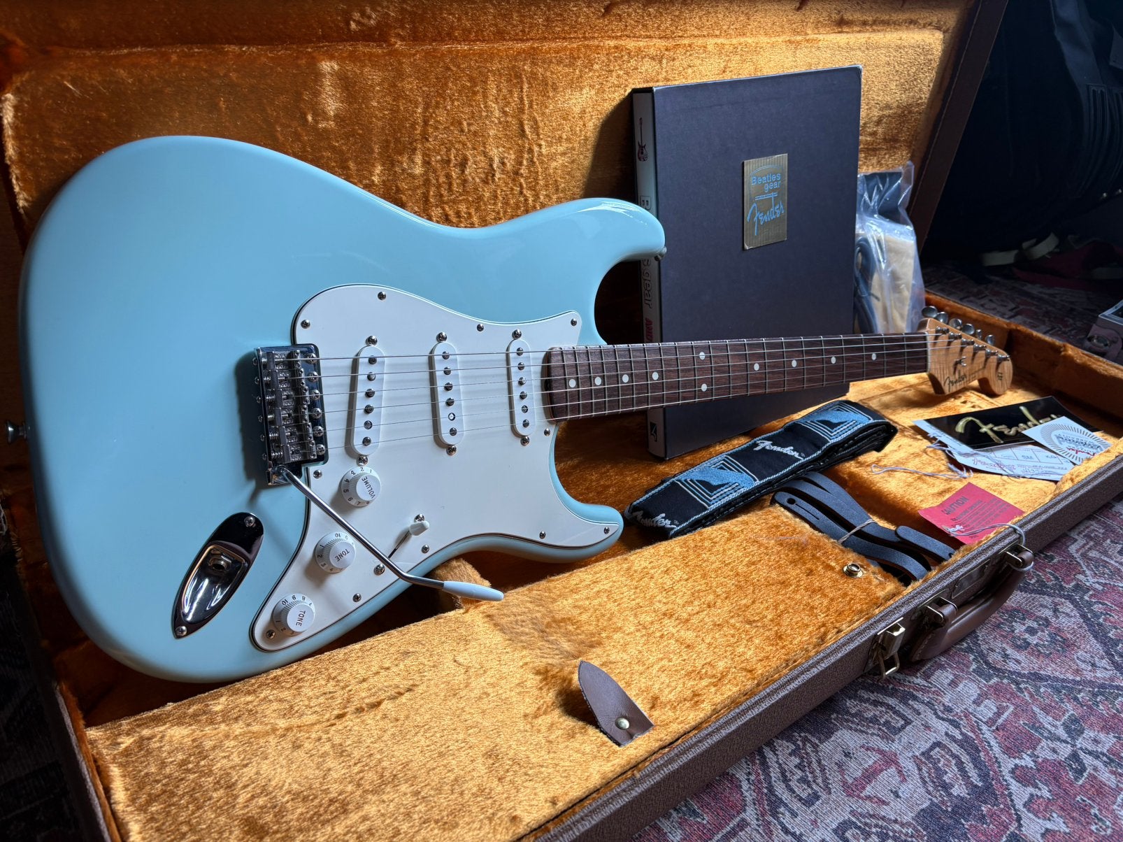 Fender Stratocaster AVRI ‘62 Beatles FSR 2001 - Sonic Blue, Muziek en Instrumenten, Ophalen of Verzenden, Zo goed als nieuw, Solid body