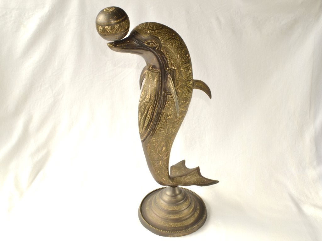 Metalen beeld / Sculptuur staande Dolfijn met bal, 55cm hoog, Zoogdier, Op sokkel, Beeld, Goud