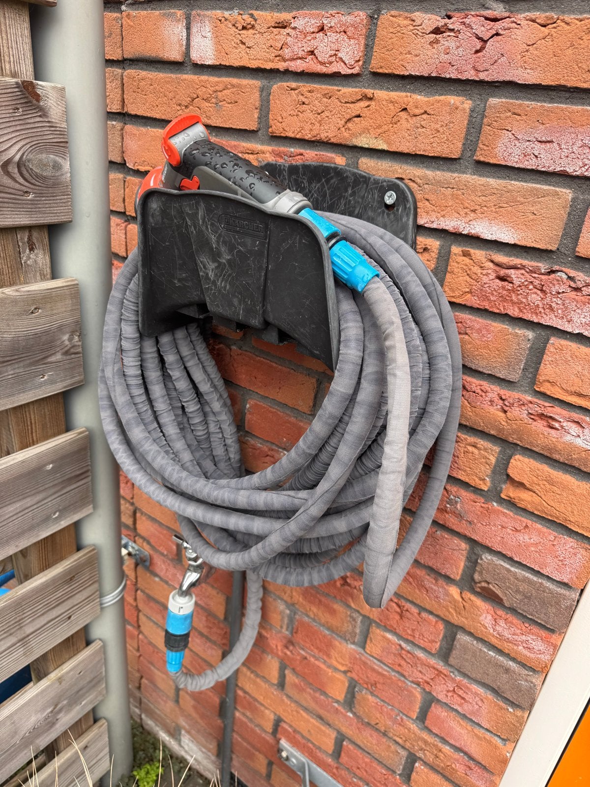 Tuinslang met spuitpistool en wandhouder, Ophalen of Verzenden, Gebruikt, Tuinslang