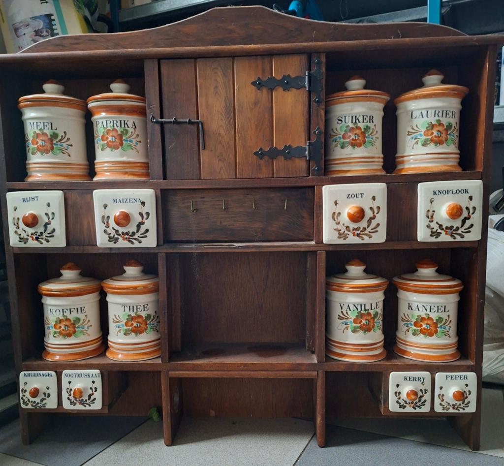 Te koop antieke kruidenkast, Ophalen