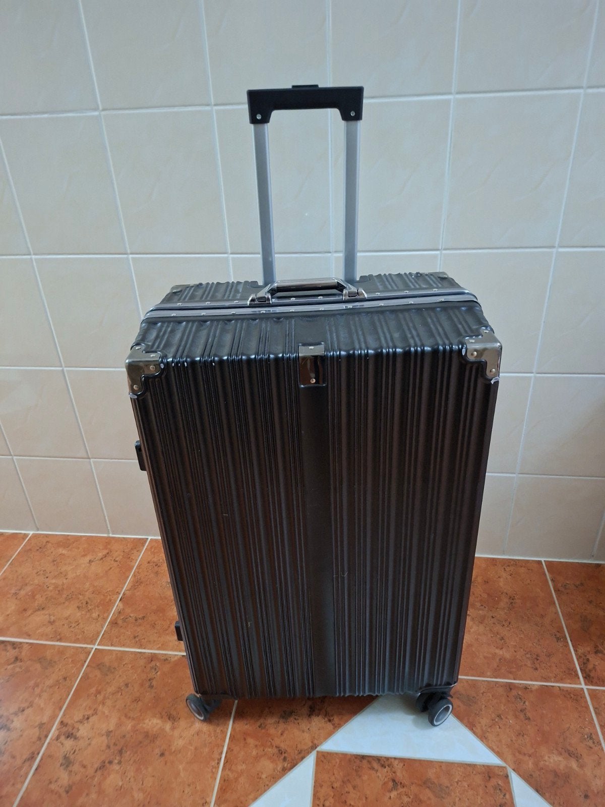 Zwarte koffer met wieltjes en uitschuifbare handgreep, Ophalen of Verzenden, Zwart, 30 cm of meer, Wieltjes