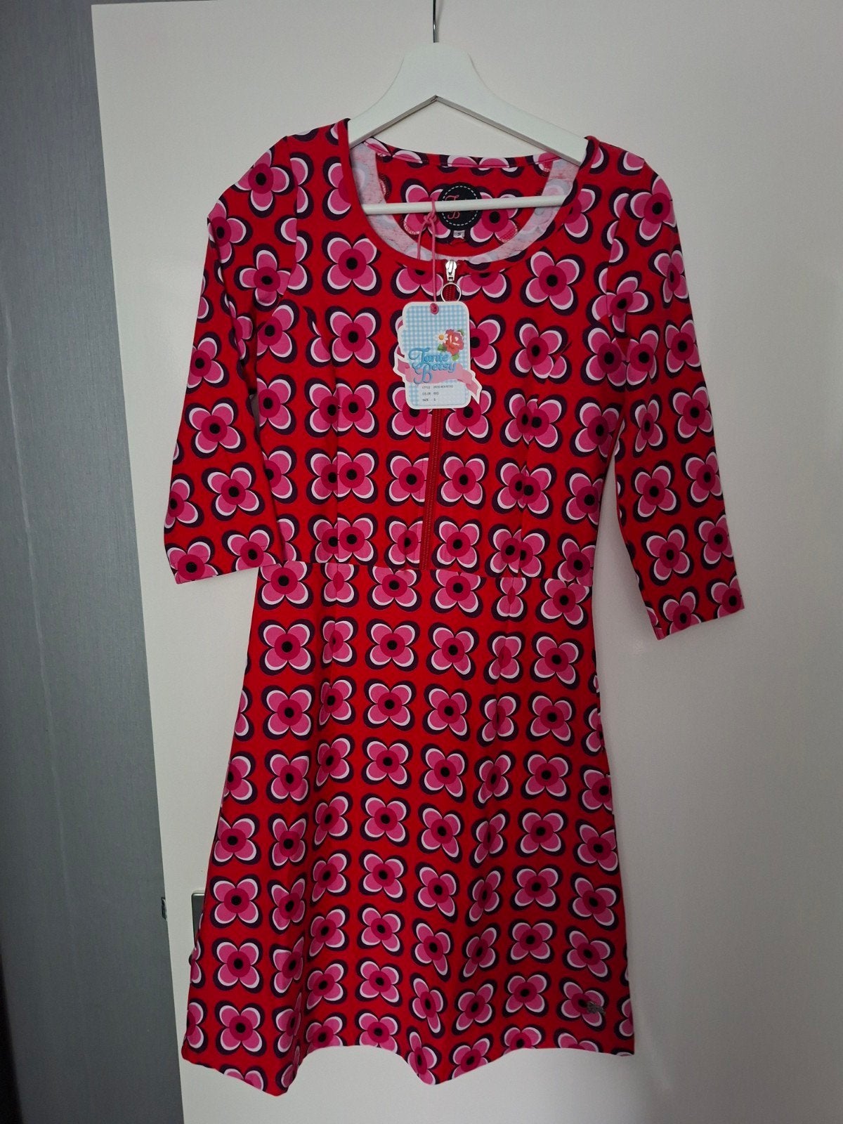 Tante Betsy Leuke rode jurk met bloemenprint, maat S, Ophalen of Verzenden, Nieuw, Rood