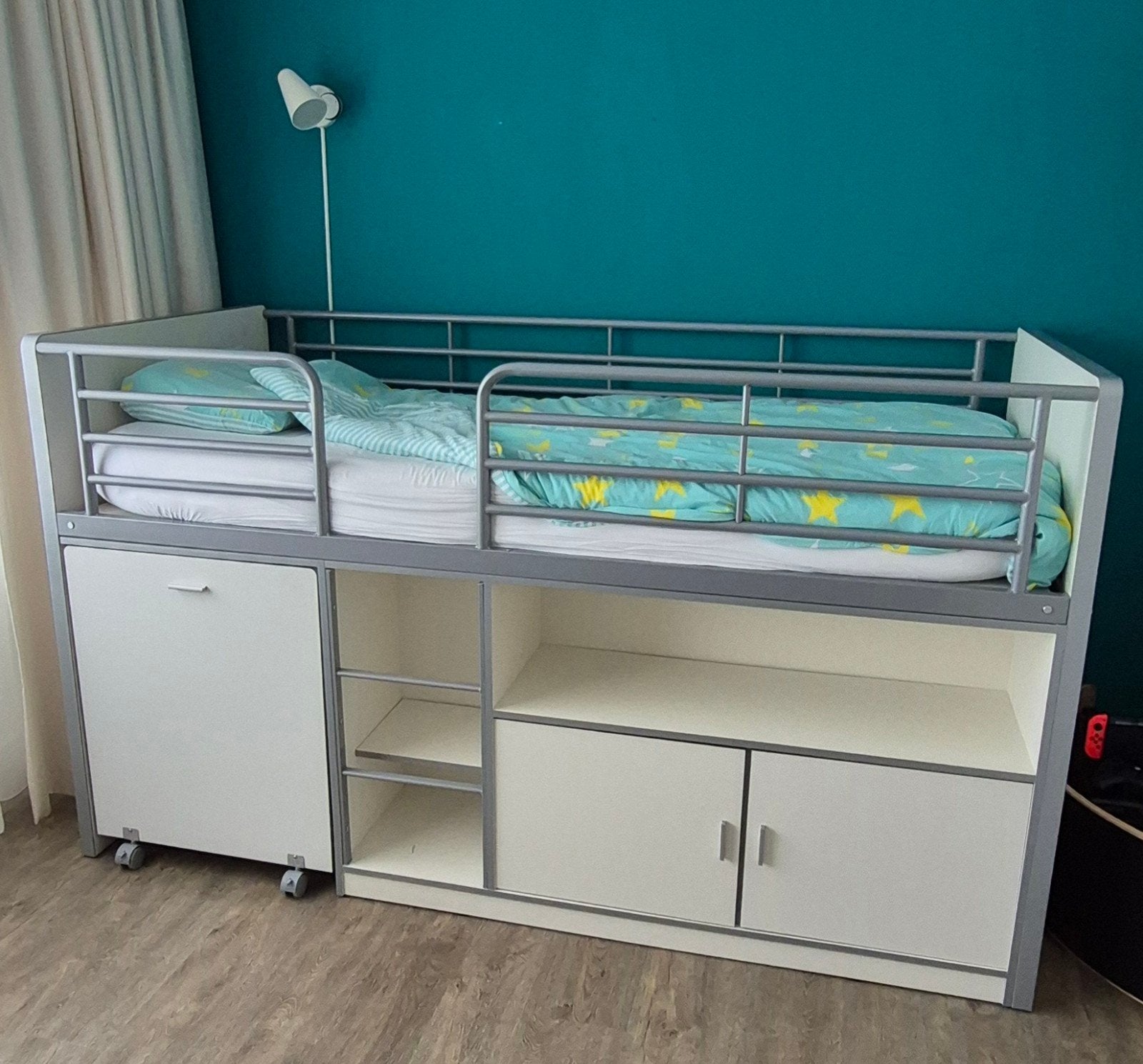 Foto 3 van Halfhoogslaper 90x200 met bureau en evt matras - MOET WEG!!