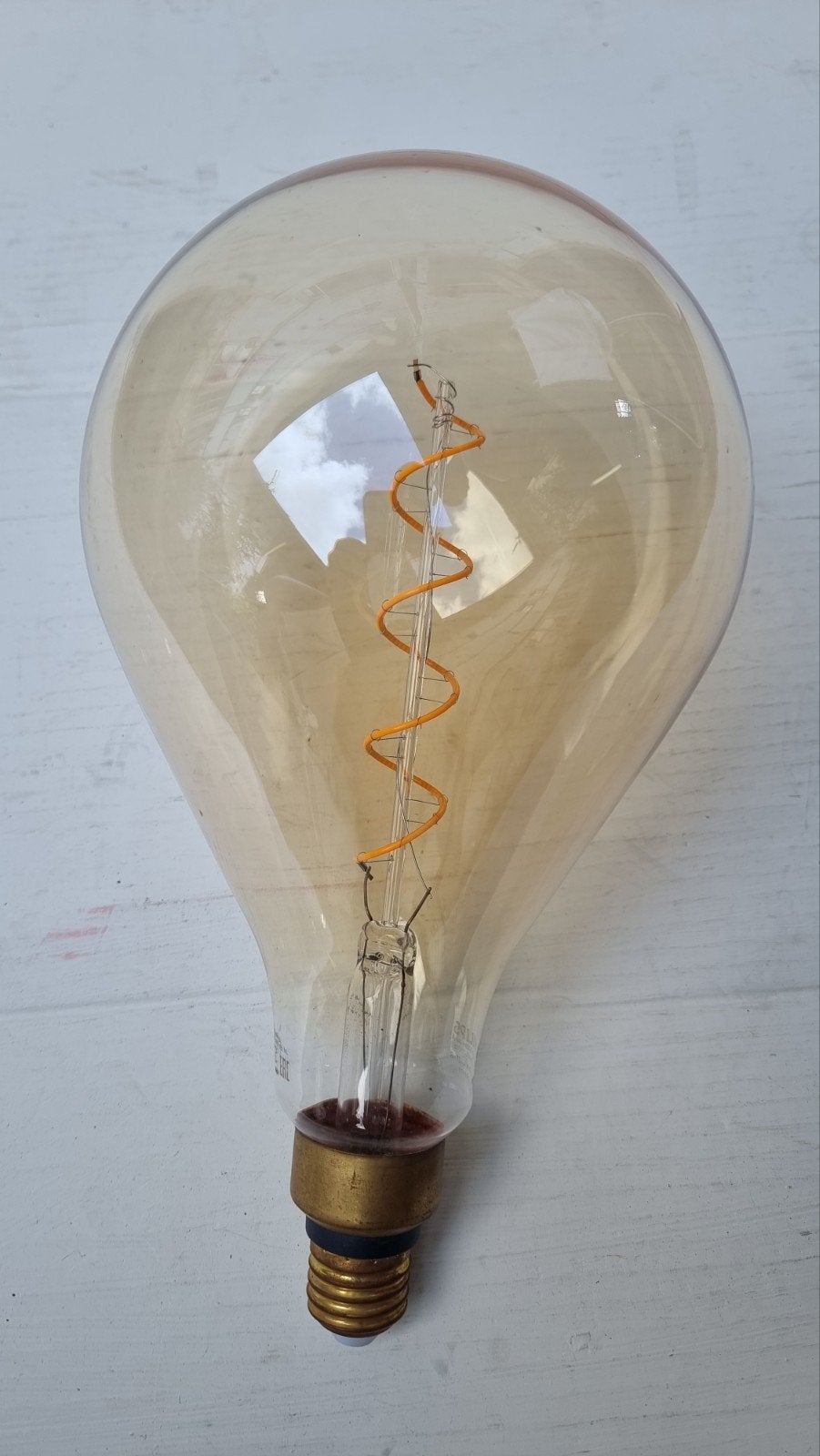 Philips Giant Globe G200 LED Filament Lamp – E27 5W – 2000K, Philips, Led-lamp, Dimbaar, Zo goed als nieuw