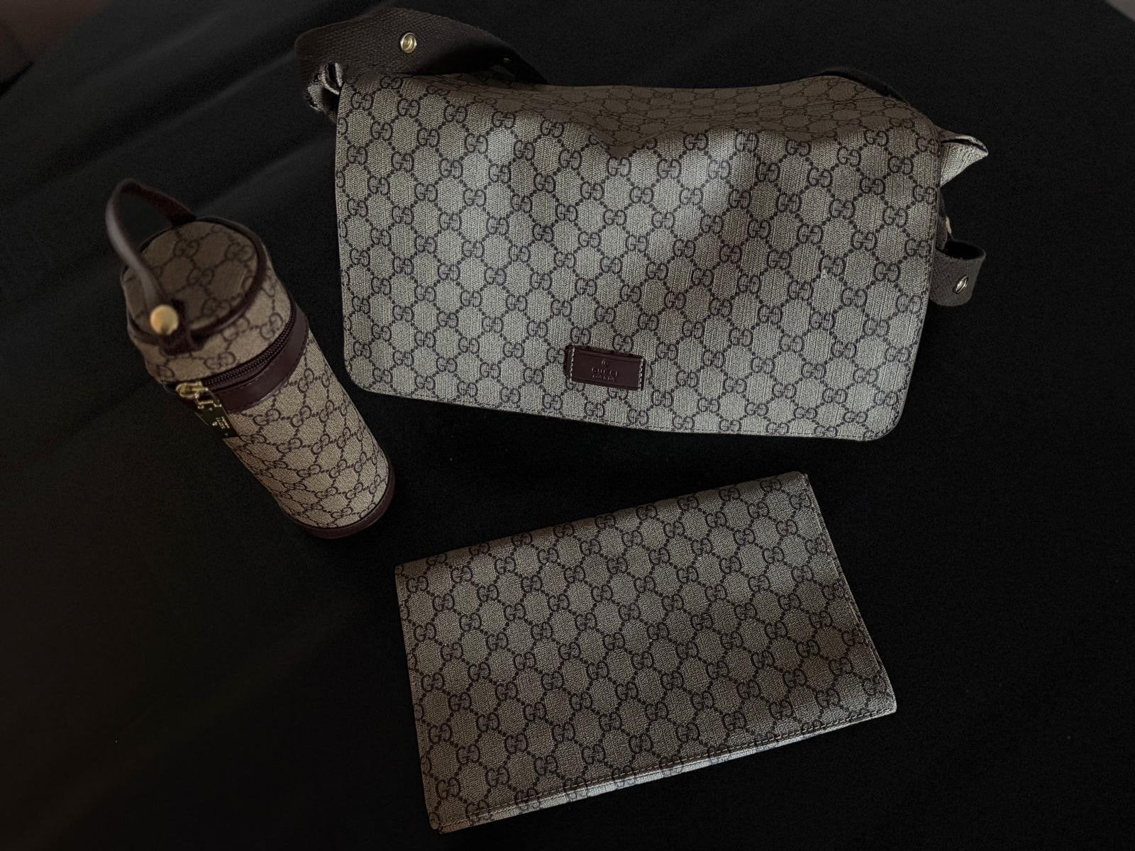 Gucci luiertas set met fleshouder en verschoonmatje, Verzorgingstas, Bruin, Gucci, Zo goed als nieuw