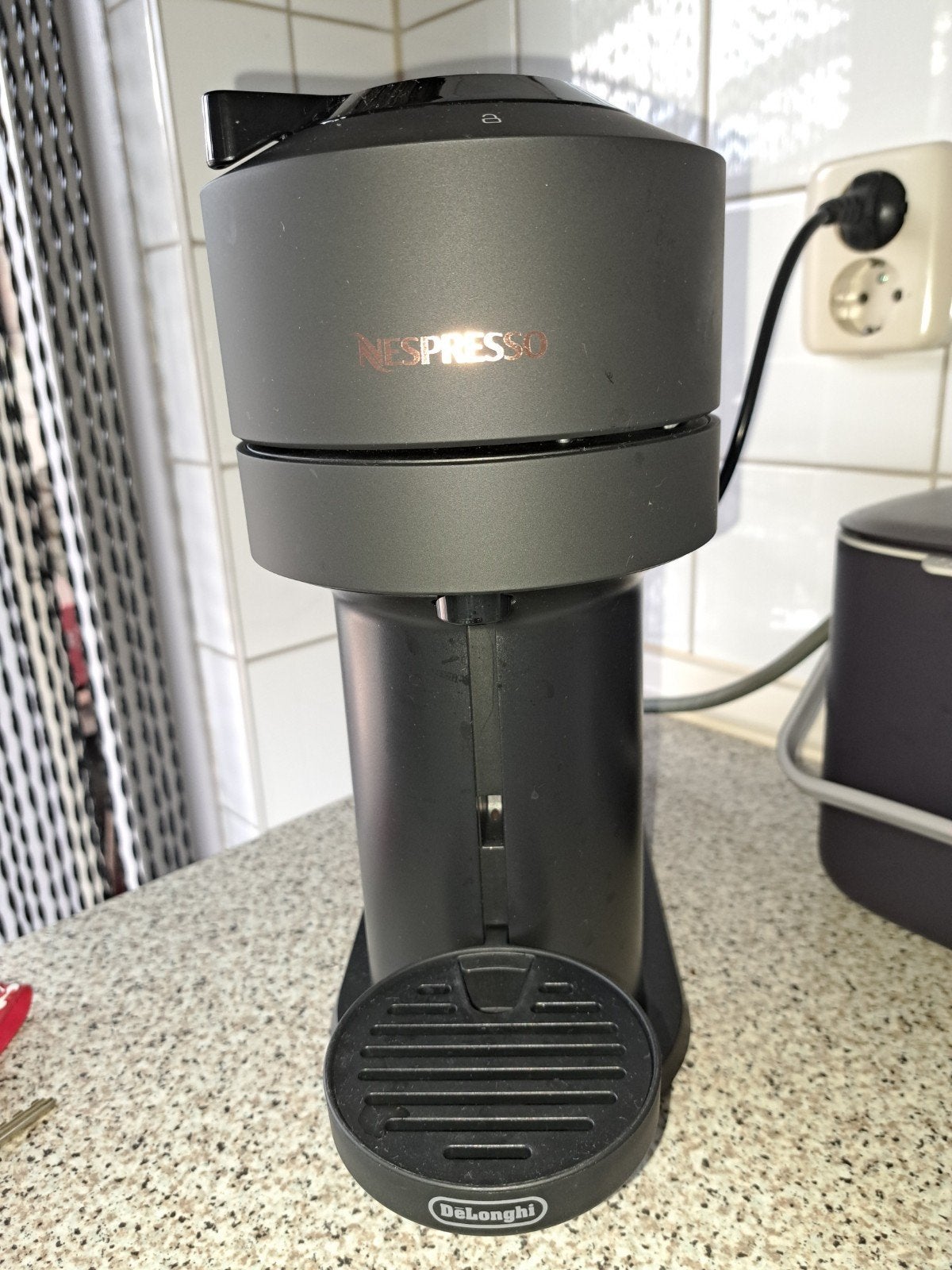 Nespresso Vertuo Next Delonghi Koffiemachine Zwart, Ophalen, Gebruikt, 10 kopjes of meer, Koffiemachine