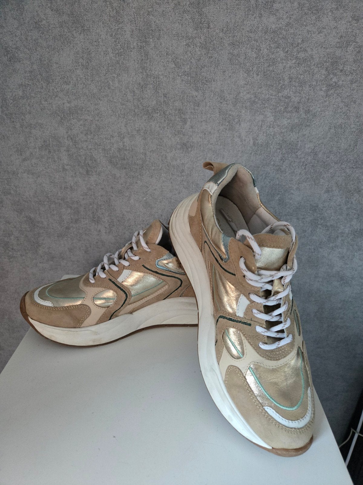 Stijlvolle beige en gouden sneakers van omoda, Ophalen of Verzenden, Zo goed als nieuw, Beige, Sneakers of Gympen