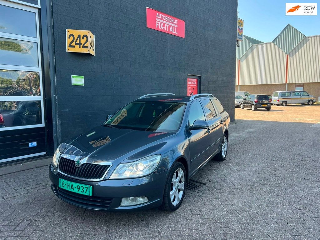 Skoda Octavia Combi 1.6 TDI Elegance Business Line, Auto's, Euro 5, Gebruikt, 4 cilinders, 1290 kg