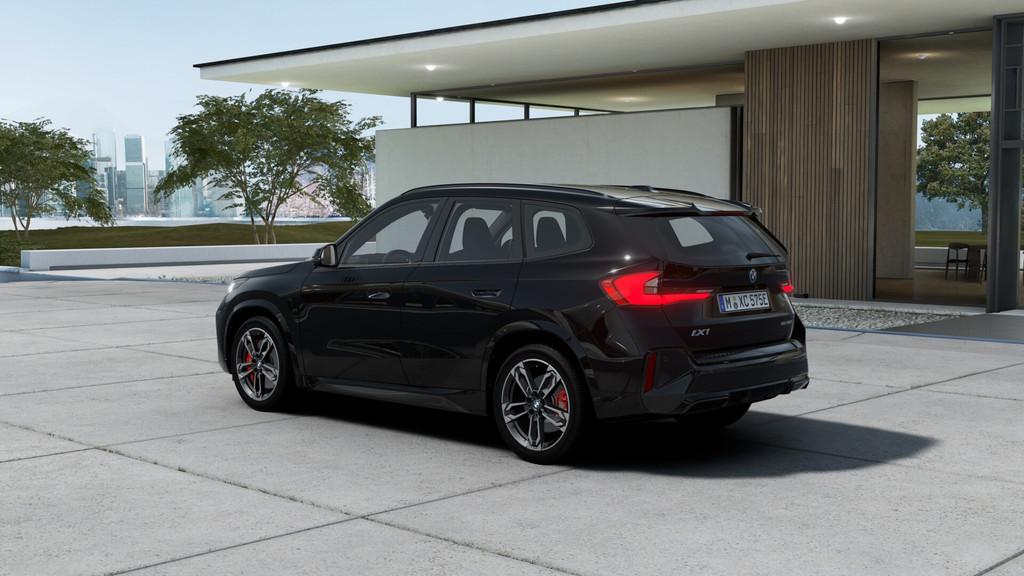 BMW iX1 eDrive20 M Sport / Sportstoelen / M Adaptief onderst, Zwart, Zwart, Nieuw, SUV of Terreinwagen