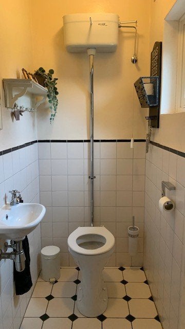 Authentiek toilet met hoge stortbak, Ophalen, Gebruikt, Steen, Toilet