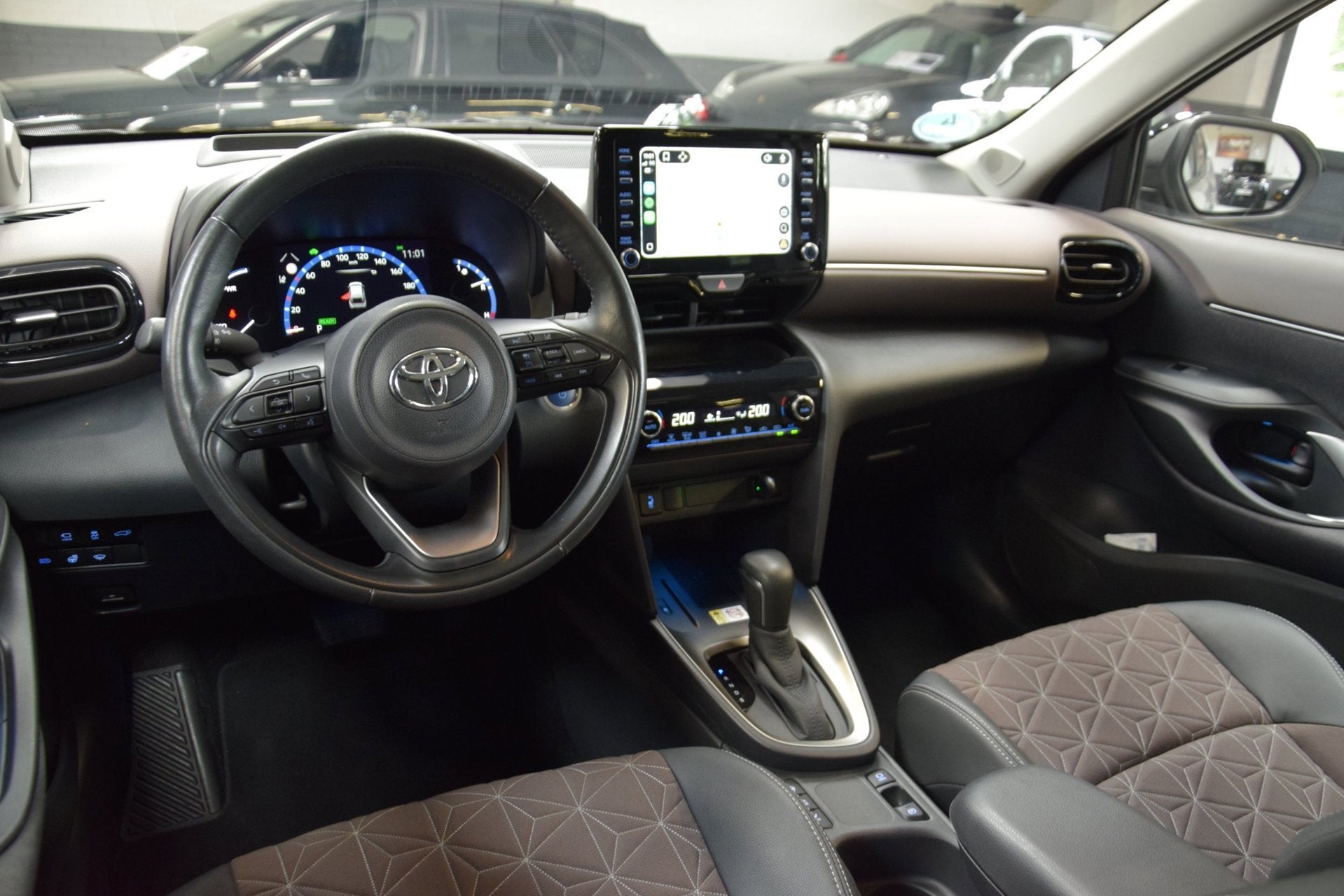 Toyota Yaris 1.5 Hybrid Executive Bi-Tone Hud Navi|Panoramad, Auto's, Dealer onderhouden, Stof, Gebruikt, 23 km/l