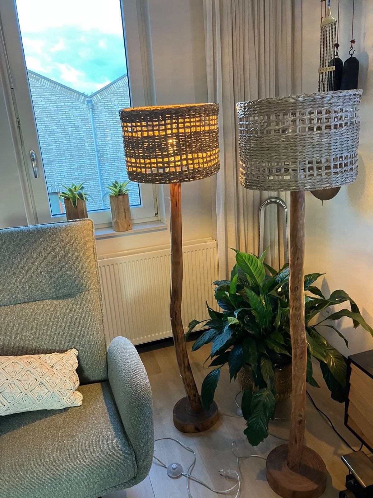 Set van 2 unieke vloerlampen met houten stam en rotan kap, Zo goed als nieuw, 150 tot 200 cm, Hout, E27 (groot)