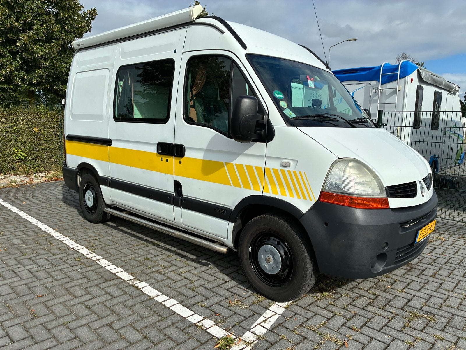 Renault Master Buscamper - Ideaal voor avontuurlijke reizen, Caravans en Kamperen, Campers, Tot en met 2, Particulier, Koelkast