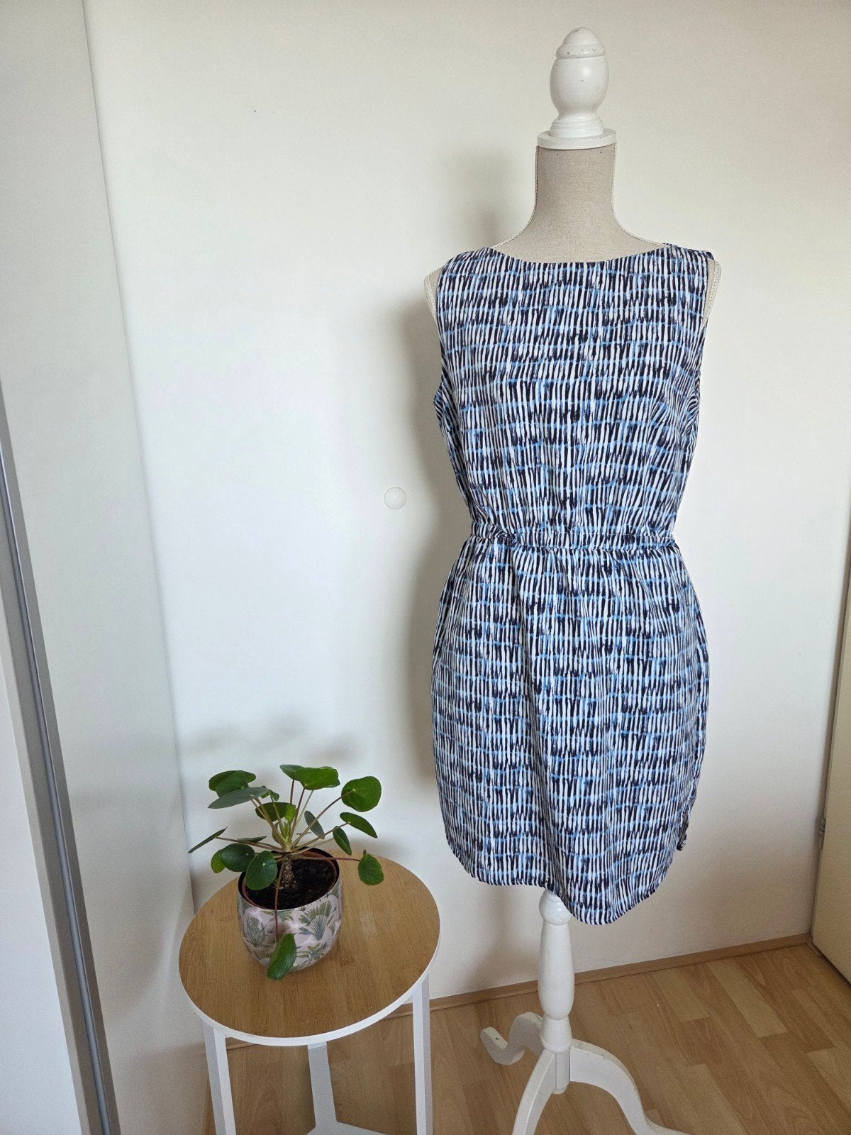 Comfortabel jurkje met abstracte print en steekzakken, Kleding | Dames, Maat 38/40 (M), Blauw, Kiomi, Ophalen of Verzenden