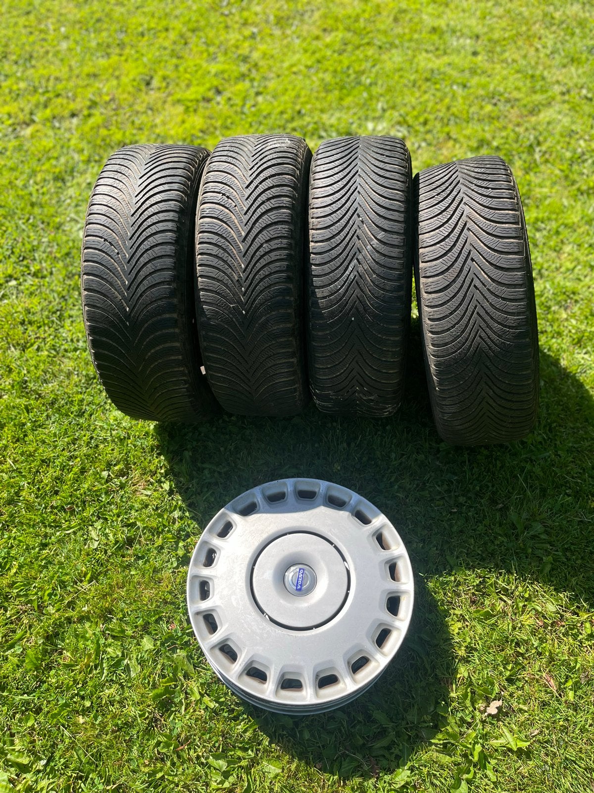 Winterbanden met velgen en wieldoppen voor Volvo, Ophalen, Gebruikt, 16 inch, Banden en Velgen