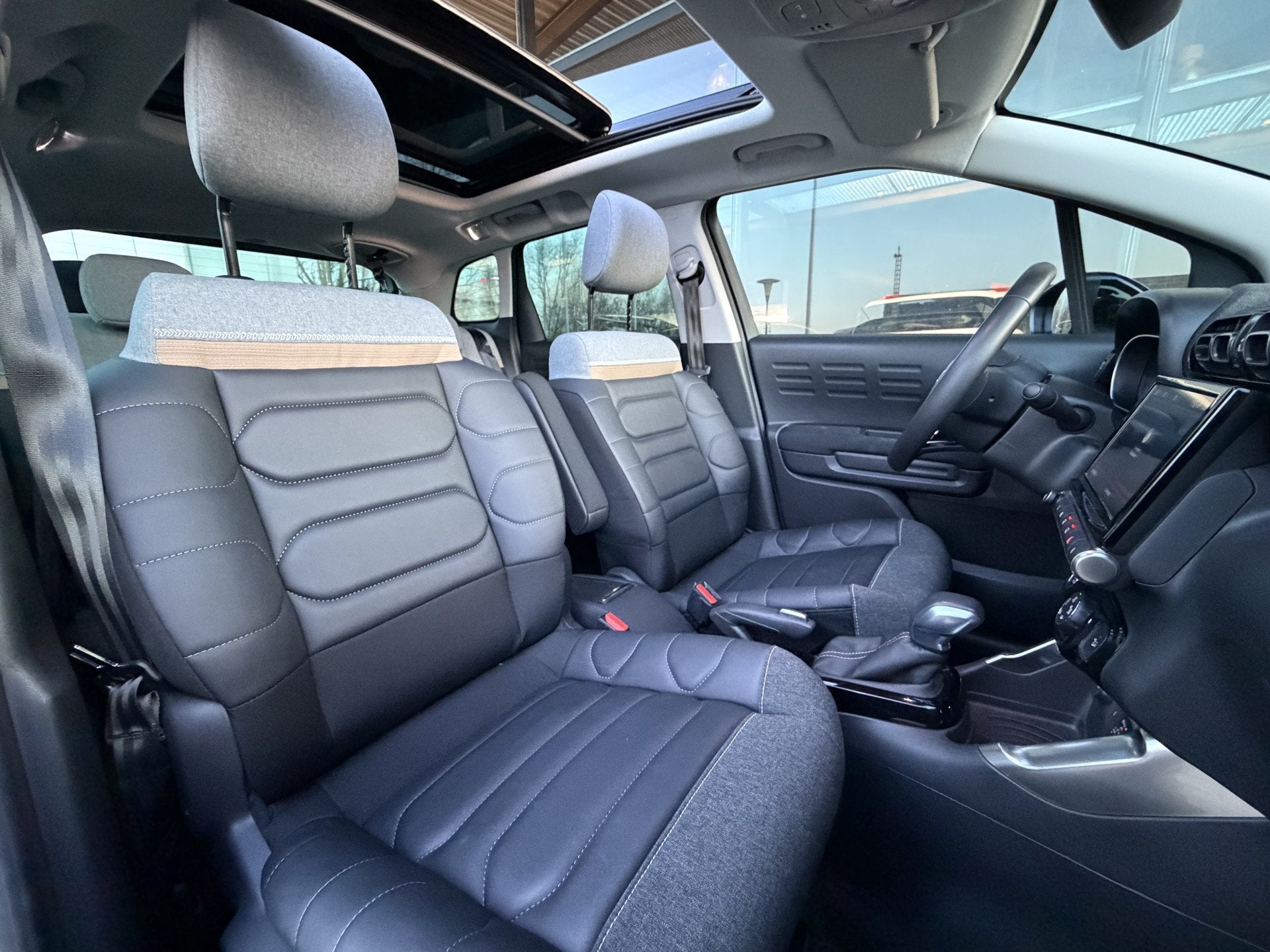 Citroën C3 Aircross 1.2 SHINE 130PK | Automaat | Pano | 1/2, Auto's, Dealer onderhouden, Gebruikt, 1199 cc, Met garantie (alle)