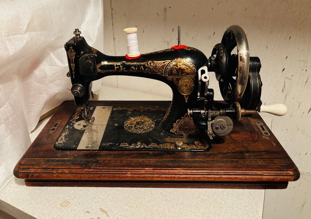 Antieke Naaimachine merk FRISIA Handnaaimachine, Ophalen