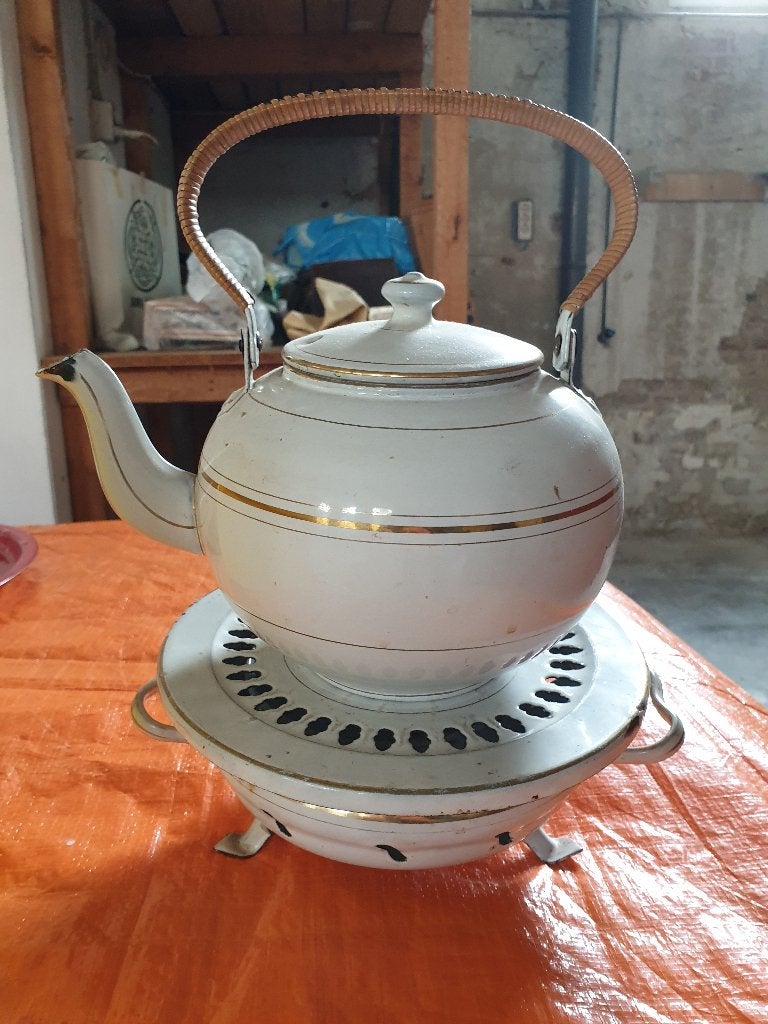 Antieke theepot op komfoor, emaille, Ophalen