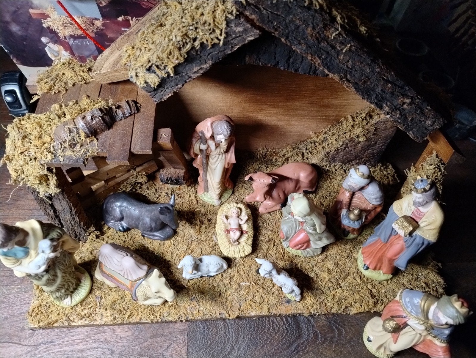 Complete kerststal met houten stal en diverse figuren., Ophalen of Verzenden, Gebruikt