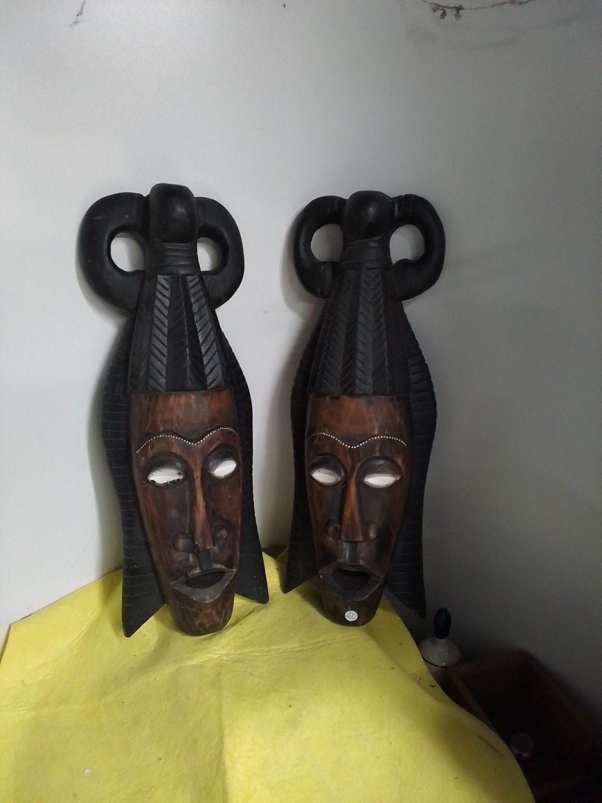 14880) 2 mooie grote Afrikaanse maskers  51x18cm, Ophalen of Verzenden