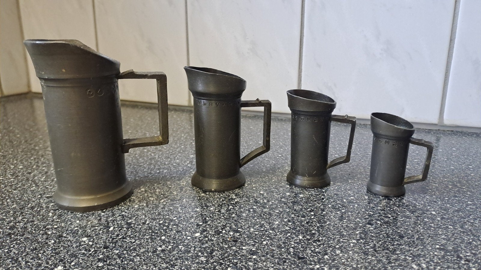 Prachtige set van vier antieke tinnen maatbekers, Ophalen of Verzenden