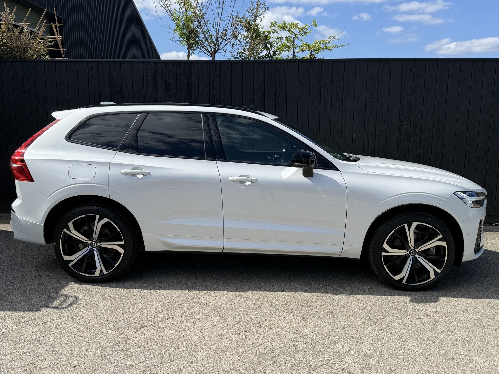 Volvo XC60 2.0 T6 Plug-in hybrid AWD Plus Dark (bj 2023), Auto's, Automaat, Gebruikt, 4 cilinders, Leder en Stof