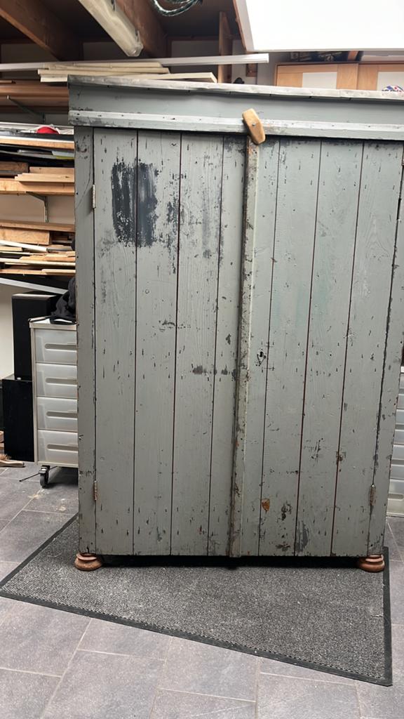 Massief houten sleetse kast. Oude materialen., Ophalen, Gebruikt