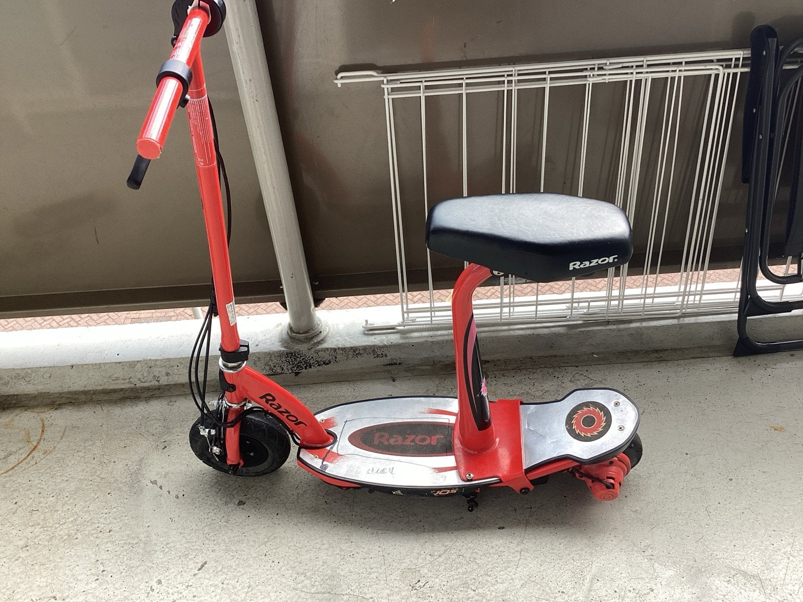 Razor E-scooter met zitje - Rood defect  geen oplader, Fietsen en Brommers, Steps, Ophalen of Verzenden, Gebruikt, Elektrische step (E-scooter)