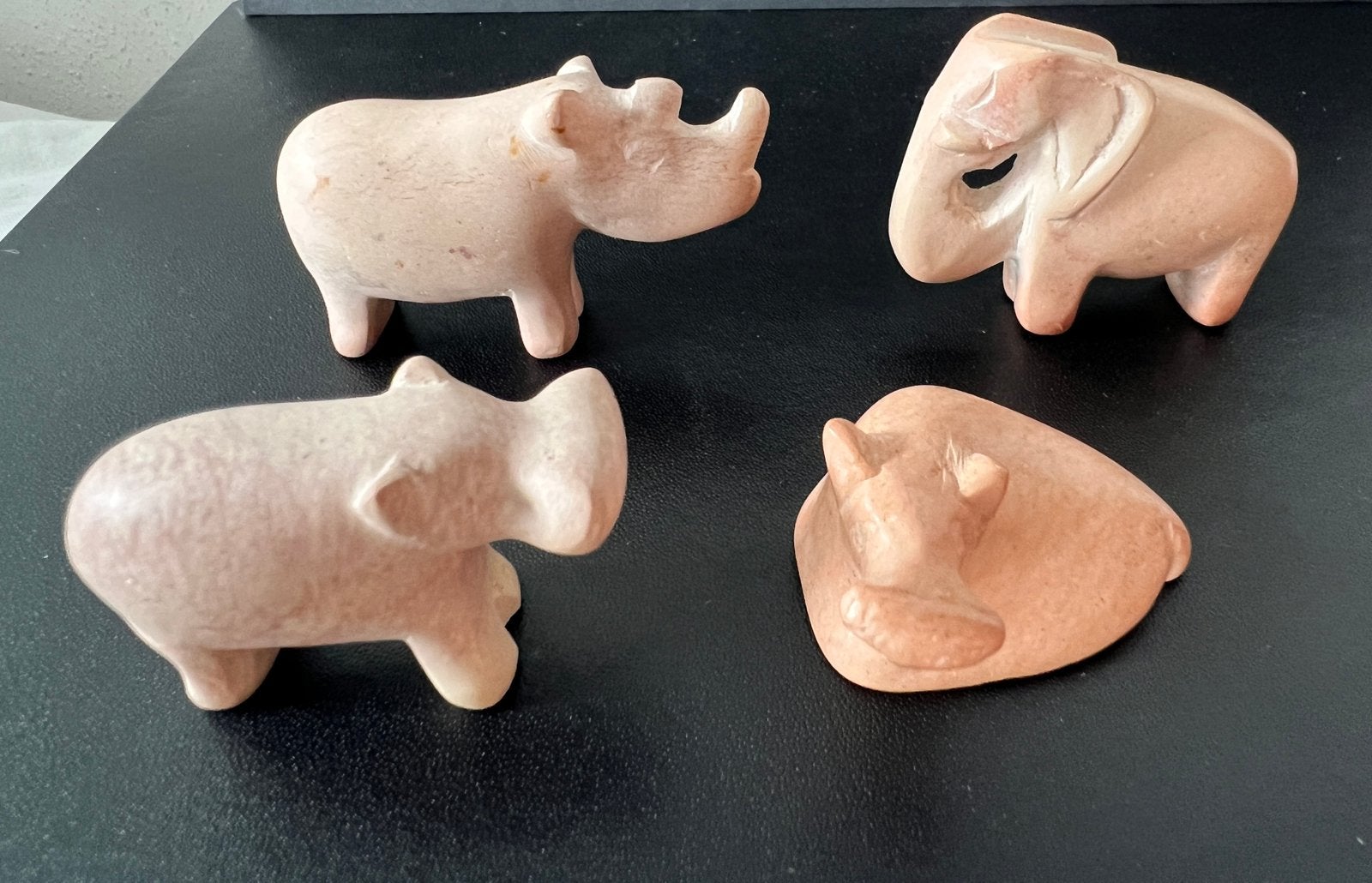 Kudde dieren. Nijlpaarden en olifant. Speksteen., Ophalen of Verzenden, Zo goed als nieuw