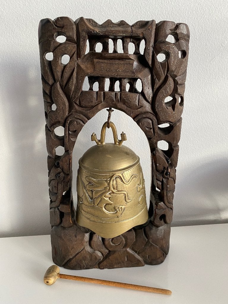 antieke bronzen indische bel gong in houtsnijwerk staander, Ophalen, Brons