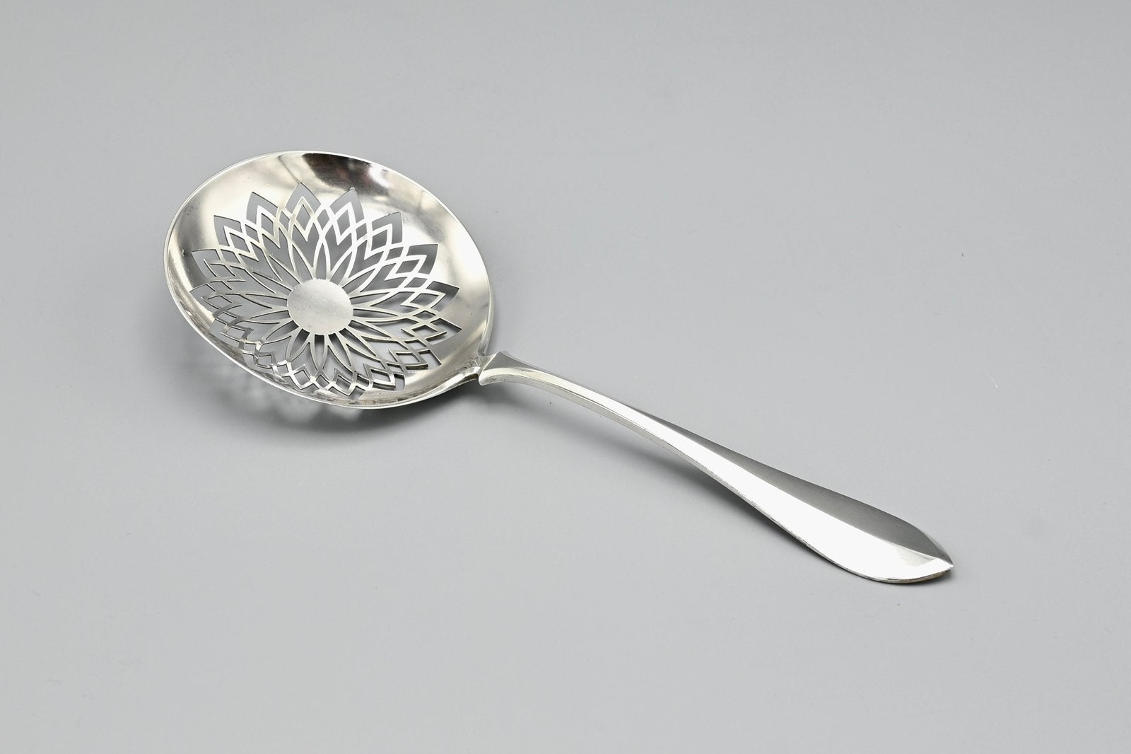Zilveren strooilepel, Puntfilet, J. boon, 1906, Ophalen of Verzenden, Zilver