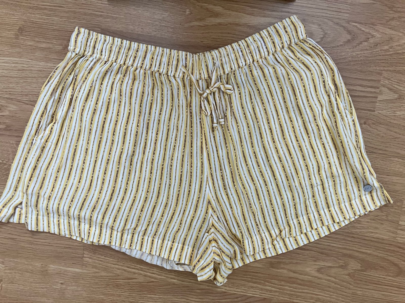 Roxy korte broek maat M gestreept perfecte staat, Maat 38/40 (M), Kort, Geel, Ophalen of Verzenden
