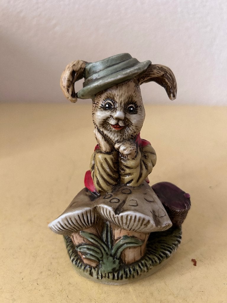 Vintage Keramiek Konijn op Paddenstoel – Engelse Stijl 11cm, Ophalen of Verzenden, Zo goed als nieuw, Dier