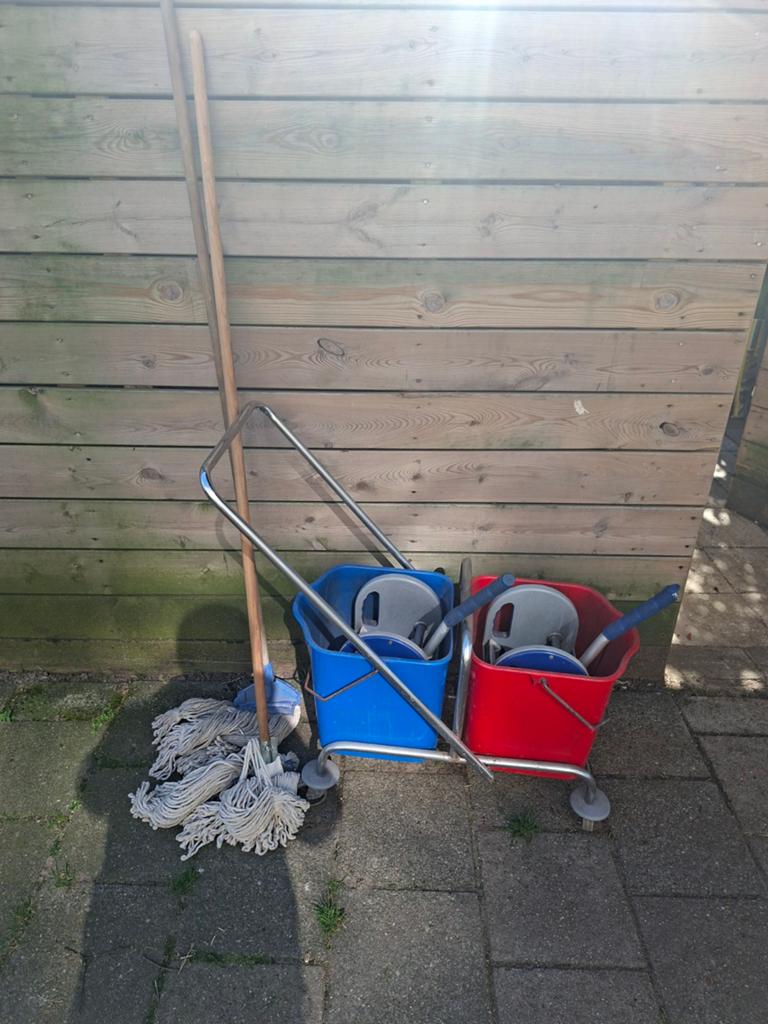 Schoonmaak kar met 2 dweilbezem er bij compleet, Ophalen of Verzenden