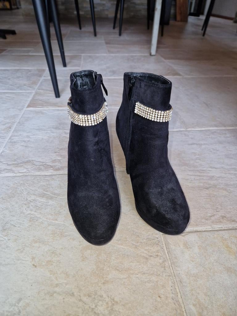 Te koop zwarte suède enkellaarsjes met een klein beetje blin, Kleding | Dames, Schoenen, Zwart, Lage of Enkellaarzen, Ophalen of Verzenden